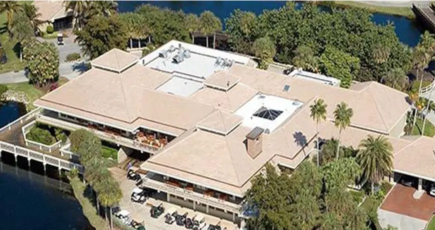 JLanding a beige-roofed clubhouse