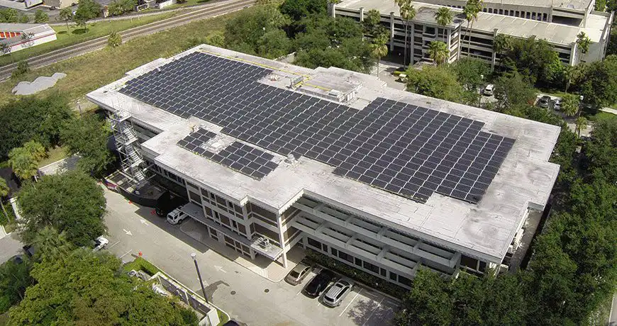 Commercial building with rooftop solar panels in Orlando