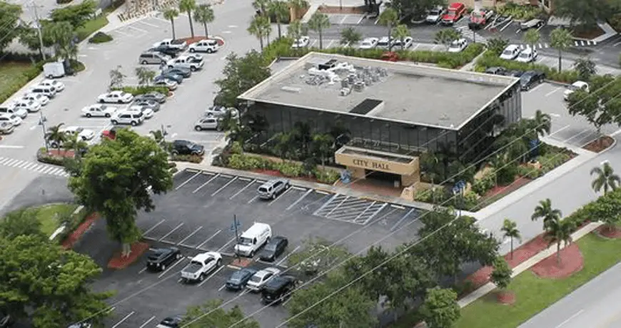 a city hall building with a flat roof in miami