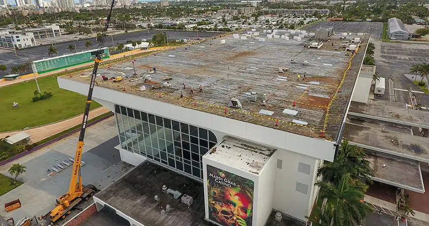 Mardi-Gas Large commercial building undergoing roof renovation in Orlando