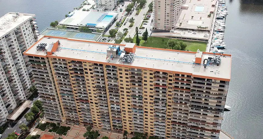 Winston-Towers-700-Condo High-rise residential building with balconies near waterfront in florida