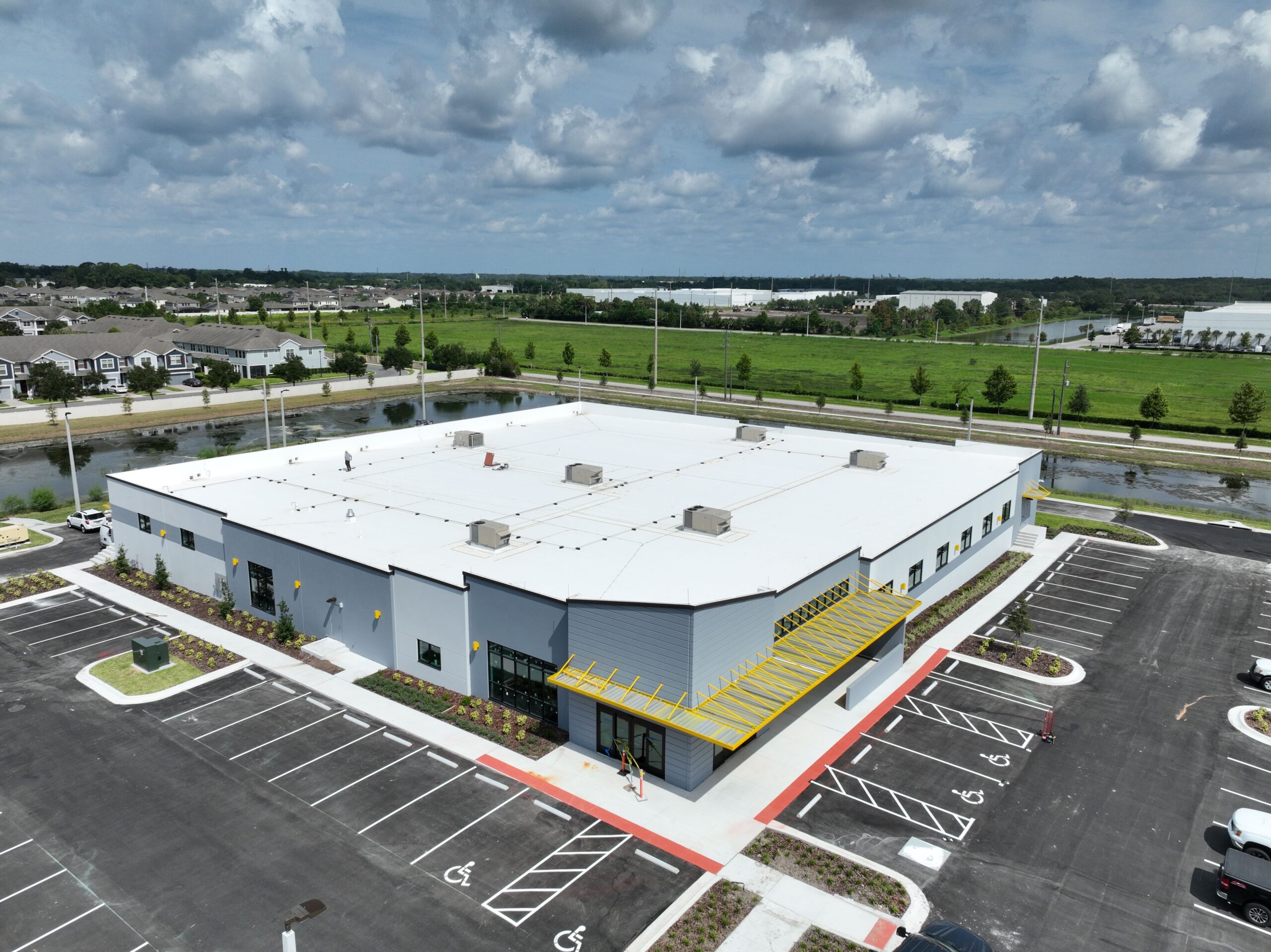 32hVN7di a commercial building in florida